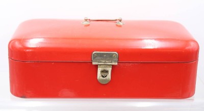 Auktion 361<br>Art-Déco Brotkasten, Emaille, rot, Gebrauchsspuren, H-17cm B-47,5cm T-24cm [1]