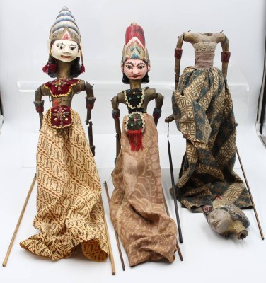 Auktion 361<br>3x Bali-Handpuppen, Holz farbig gefasst, je ca. L-55cm [1]