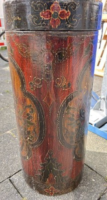Auktion 361<br>hohe Holz-Tonne, China, bemalt mit Drachenköpfen, Altersspuren, H-75 cm, D-33 cm [1]