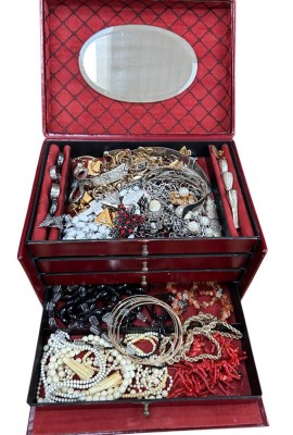 Auktion 361<br>roter Schmuckkoffer mit 4 Schubladen voller Modeschmuck [1]