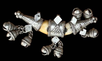 Auktion 361<br>Silber-Anhänger an Knochen, Glöckchen, Silber geprüft, wohl Indien?, B-8,5 cm [1]
