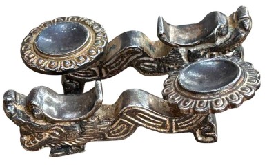 Auktion 361<br>Paar Besteckhalter (Löffel, Stäbchen, Messer?) Drachenköpfe, Metall, China, L-10 cm [1]