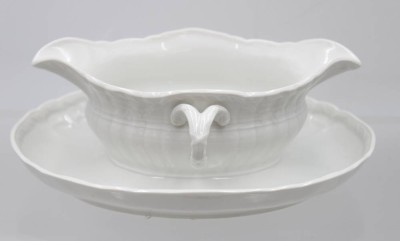Auktion 361<br>Sauciere, KPM Berlin, Rocaille, Weißporzellan, H-8cm B-24,5cm [1]