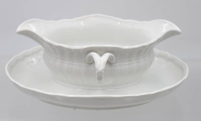 Auktion 361<br>Sauciere, KPM Berlin, Rocaille, Weißporzellan, H-8cm B-24,5cm [1]