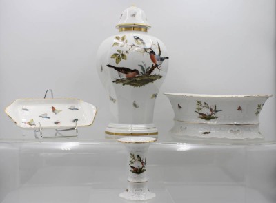 Auktion 361<br>4x div. Porzellan, Dekore in Herend-Art, unterschiedliche Manufakturen, Deckelknauf von Vase fehlt, ca. H-30cm [1]