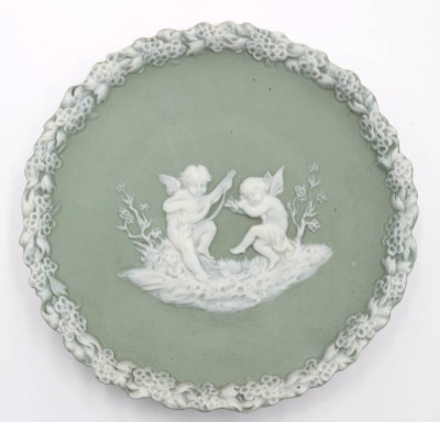 Auktion 361<br>kl. Zierteller in Wedgwood-Art, Puto-Darstellung. D-11,5cm [1]