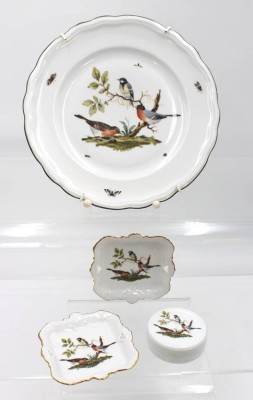Auktion 361<br>4tlg. Porzellankonvolut mit Dekoren in Herend-Art, 1x Höchst, gr. Teller D-24,2cm [1]