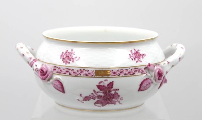 Auktion 361<br>Henkelschalöe, Herend, Aponyi rot, 1x Blüte mit kl. Chip, ca. H-8cm D-13cm [1]