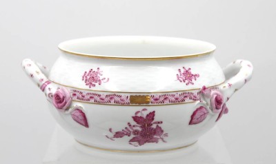 Auktion 361<br>Henkelschalöe, Herend, Aponyi rot, 1x Blüte mit kl. Chip, ca. H-8cm D-13cm [1]
