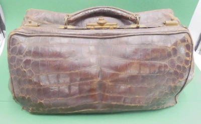 Auktion 361<br>gr. Hebammentasche, Leder ungepflegt, Altersspuren, H-ca. 23 cm, B-40 cm [1]