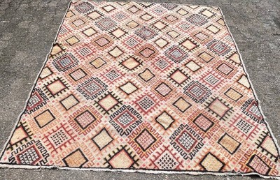 Auktion 361<br>grosser, alter , dünner Teppich, 284x230  cm [1]