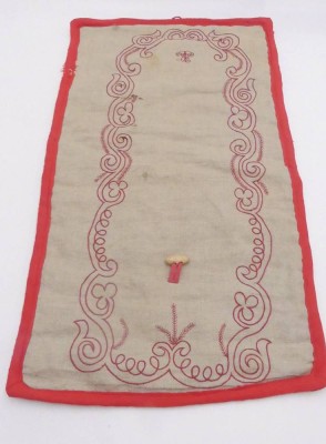 Auktion 361<br>bestickte Besteckrolle, 62x35 cm [1]