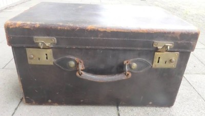 Auktion 361<br>schwerer Lederkoffer aus der Bond Street, London, innen Messing Schienen etc, Zweck, Leder ungepflegt, Griff eine Seite lose, H-30 cm, 52x37 cm [1]