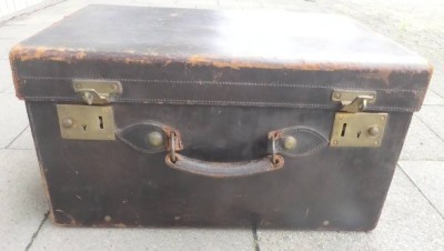 Auktion 361<br>schwerer Lederkoffer aus der Bond Street, London, innen Messing Schienen etc, Zweck, Leder ungepflegt, Griff eine Seite lose, H-30 cm, 52x37 cm [1]