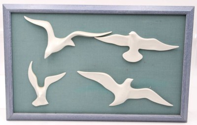 Auktion 361<br>4x Porzellan-Möwen auf Holz montiert, Weißporzellan, 60/70er Jahre, 1x Möwe an Flügel bestossen, RG 32 x 51cm [1]