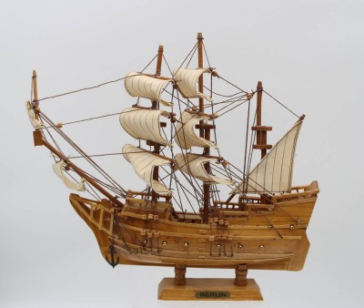 Auktion 361<br>kl. Modell eines 2 Masters, Holz, ca. H-29,5cm L-32cm [1]