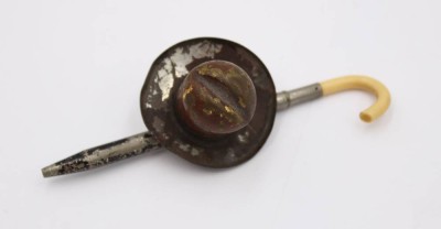 Auktion 361<br>Reise-Schreibset mit Tintenfass und Federhalter, Hut und Regenschirm, Alters-u. Gebrauchsspuren, ca. L-12cm [1]