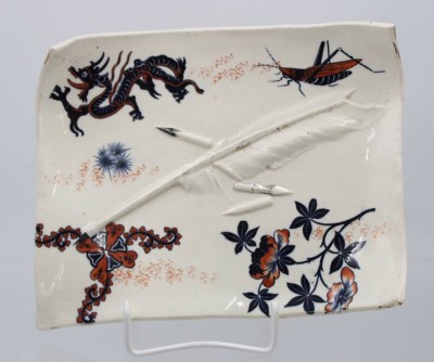 Auktion 361<br>Zierplatte o.ä., wohl Japan, Bambusrelief, Drachen u. Grillendekor, Altersspuren, ca. 17 x 22cm [1]