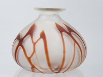 Auktion 361<br>Kunstglas-Vase in der Art von Lötz, braune Fadenaufschmelzungen, ca. H-10cm [1]