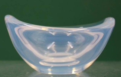 Auktion 361<br>schöne Schale, Orefors, milchiges Glas, Ritzsignatur, ca. H-8cm B-16cm [1]