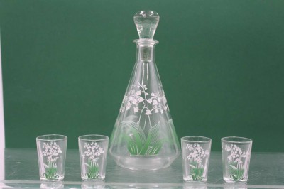 Auktion 361<br>Karaffe mit 9 Gläser mit  Emaille-Malerei, Maiglöckchen, H-22 und 5 cm, Gläser leicht unterschiedlich [1]