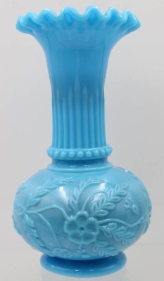 Auktion 361<br>Opalinglas-Vase mit Reliefdekor, 19.Jhd., H-23 cm [1]