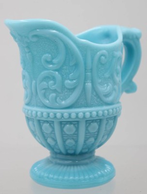 Auktion 361<br>Opalglas-Sahnekännchen, blau, H-11cm [1]