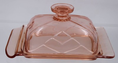 Auktion 361<br>Butterglocke, Art Deco, pinkfarbenes Pressglas, , H-8 cm, L-22 x12cm [1]
