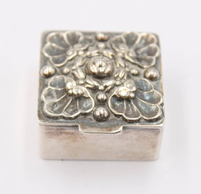 Auktion 361<br>Pillendose, 925er Silber, Deckel reliefiert, innen vergoldet, 18,2gr., H-1,5cm B-2,5cm [1]