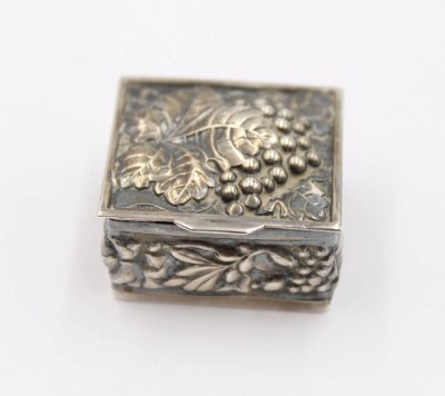 Auktion 361<br>Pillendose, 925er Silber, Deckel reliefiert, innen vergoldet, 11,3gr., ca. H-1,5cm B-2,5cm [1]
