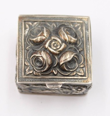 Auktion 361<br>Pillendose, 925er Silber, Deckel reliefiert, innen vergoldet, 13,3gr., H-1,5cm B-2,5cm [1]