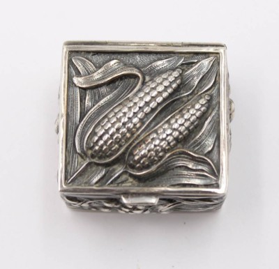 Auktion 361<br>Pillendose, 925er Silber, Deckel reliefiert, innen vergoldet, 13,8gr., ca. H-1,5cm B-2,5cm [1]