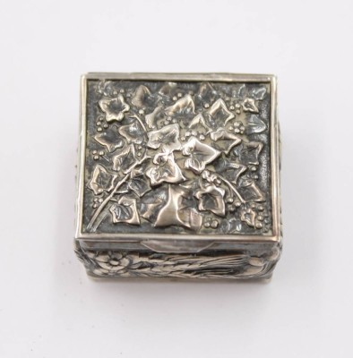 Auktion 361<br>Pillendose, 925er Silber, Deckel reliefiert, innen vergoldet, 11,2gr., ca. H-1,5cm B-2,5cm [1]