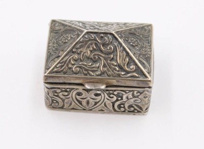 Auktion 361<br>Pillendose, 925er Silber, Deckel reliefiert, innen vergoldet, 12,8gr., H-1,8cm B-2,7cm T-2cm [1]