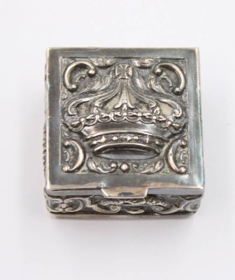 Auktion 361<br>Pillendose, 925er Silber, Deckel reliefiert, innen vergoldet, 16,5gr., ca. H-2cm B-2,7cm [1]