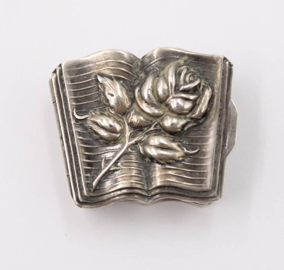 Auktion 361<br>Pillendose, 925er Silber, Deckel reliefiert, innen vergoldet, ca. H-1cm B-2,8cm T-2,3cm, 9,4gr. [1]