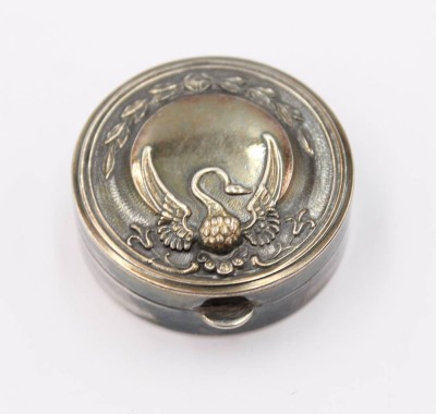 Auktion 361<br>runde Pillendose, älter, Silber (gepr.), reliefiert mit Schwan, ca. H-1,5cm D-3,5cm, 14,4gr. [1]