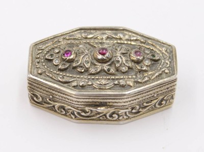 Auktion 361<br>antike Pillendose, Silber (gepr.), besetzt mit 3 kl. Amethysten, Deckel  innen mit Spiegel?, zus. ca. 37,5gr., H-1,6cm B-4,5cm T-2,7cm [1]