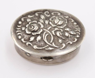 Auktion 361<br>Pillendose, 835er Silber, Deckel reliefiert, innen vergoldet, 20,5gr., H-1,5cm, B-4cm, T-3,2cm [1]