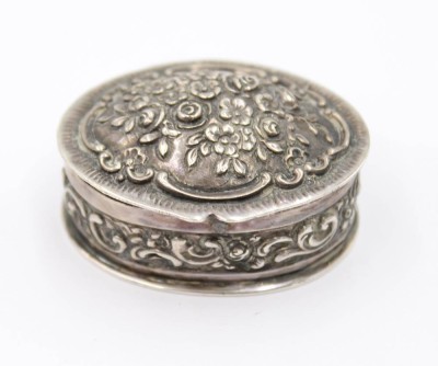Auktion 361<br>Pillendose, 835er Silber, Deckel reliefiert, innen vergoldet, 24,2gr., H-2cm B-3,8cm T-3cm [1]