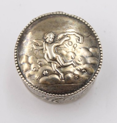 Auktion 361<br>antike runde Pillendose, Deckel mit Puto, 830er Silber, 18gr., H-1,8cm D-3cm [1]