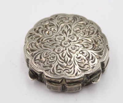 Auktion 361<br>runde Pillendose, 830er Silber, ziseliert, älter, H-0,8cm D-3,5cm, 11,5gr. [1]