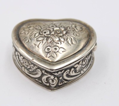 Auktion 361<br>herzförmige Pillendose, reliefiert, 925er Silber, Stuttgart Maas, 30,8gr.,  H-1,6cm B-3,7cm [1]