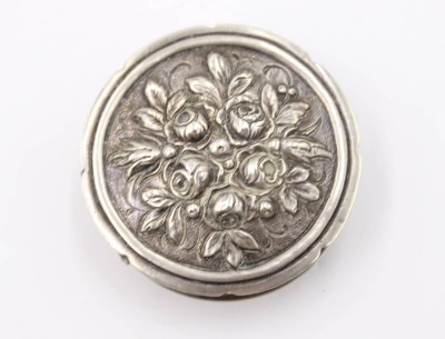 Auktion 361<br>Pillendose, 835er Silber, Deckel reliefiert, innen vergoldet, 29,6gr., ca. H-2cm D-4,5cm [1]
