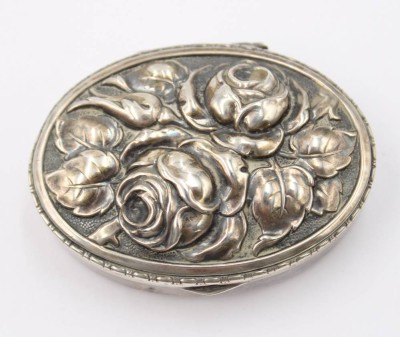 Auktion 361<br>Pillendose, 830er Silber, Deckel reliefiert, innen vergoldet, 17,1gr., ca. H-ca. 1,5cm B-5,4cm T-3,8cm [1]