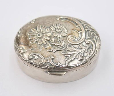Auktion 361<br>ovale Pillendose, 925er Silber, innen vergoldet, Deckel reliefiert, 46,4gr.,  H-1,9cm B-56,5cm T-4,2cm [1]
