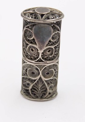Auktion 361<br>kl. Flacon in filigran gearbeitetem Silbermantel, älter, wohl orientalisch, ca. L-4cm, zus. ca. 14,2gr. [1]