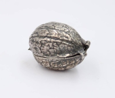 Auktion 361<br>Pillendose n Form einer Walnuss, 835er Silber, 25,8gr., ca. L-3,5cm [1]