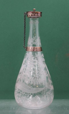 Auktion 361<br>frühe Karaffe mit Silbermontur, England, Glas mit schönem floralem Schliff, ca. H-28cm [1]