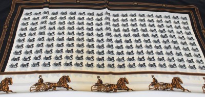 Auktion 361<br>Vintage-Seidenschal, HÈRMES Paris, ca. 85 x 85cm, reinigungsbed. [1]